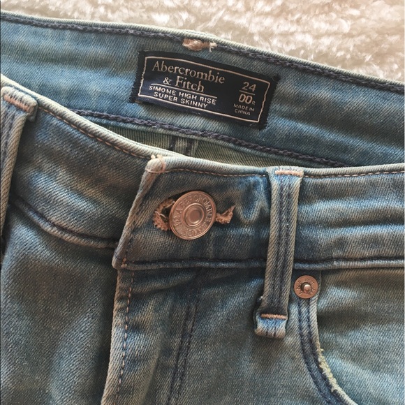 Abercrombie and Fitch High Rise Light Wash Jeans - Picture 5 of 5